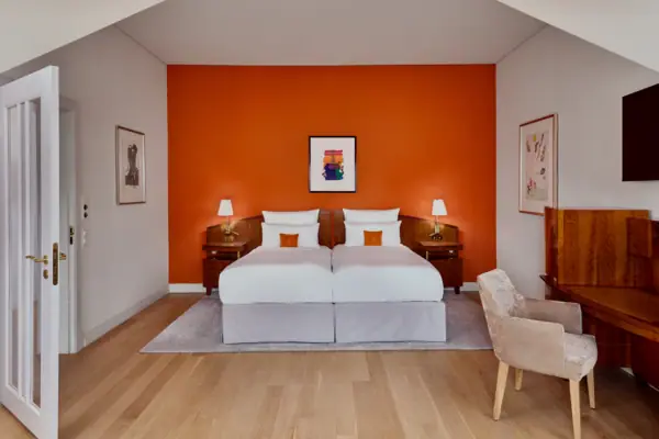 Chambre d'hôtel avec un lit et une chaise, décorée avec un design intérieur élégant.