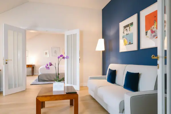 Louis C. Jacob Hotel Une pièce avec un canapé et une table.