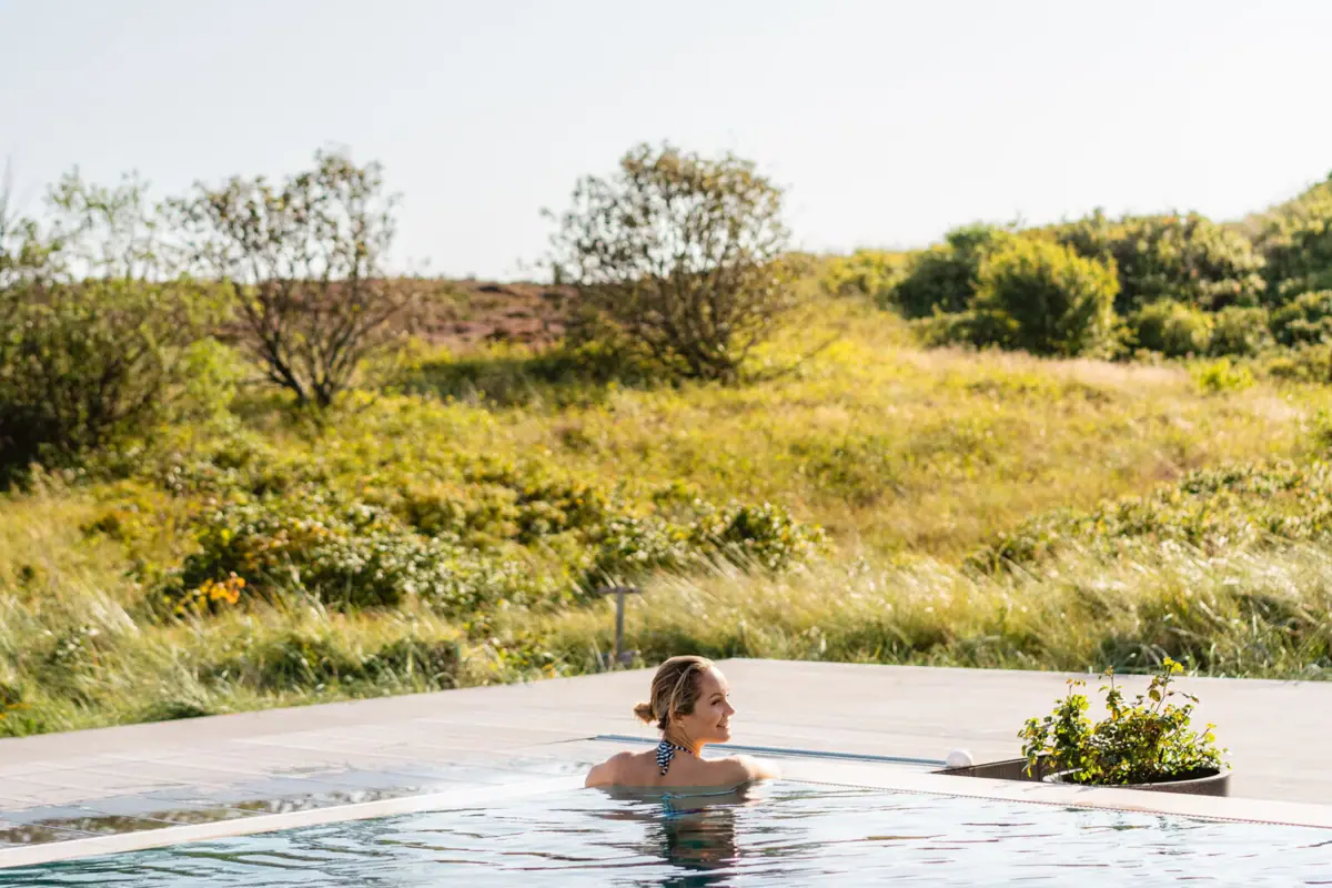 Une femme dans une piscine en plein air.