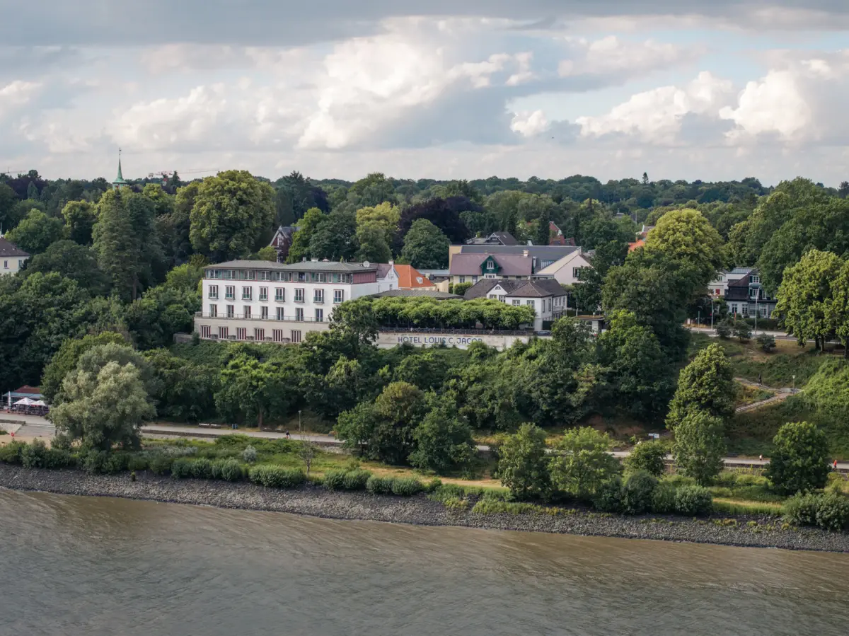 Blick von der Elbe aus auf das Hotel Louis C. Jacob.
