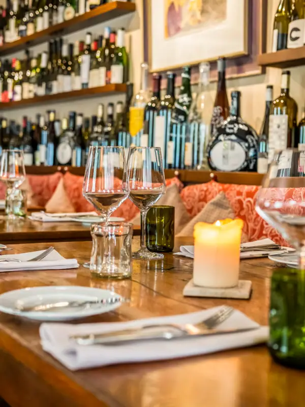 Une table avec des verres à vin et des bougies.