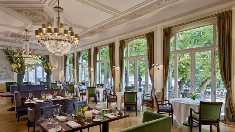 Restaurant Jacobs Le restaurant Jacobs, avec ses tables et ses chaises, décoré de lustres.