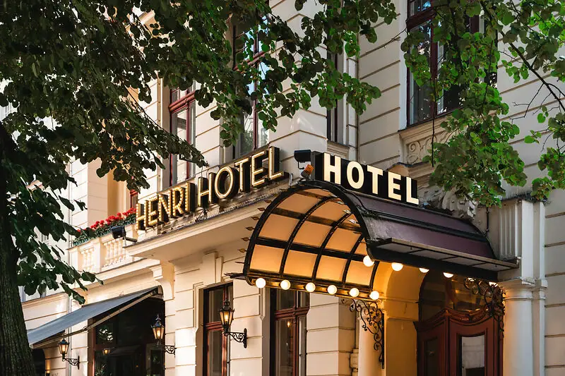 Hôtel avec une façade illuminée