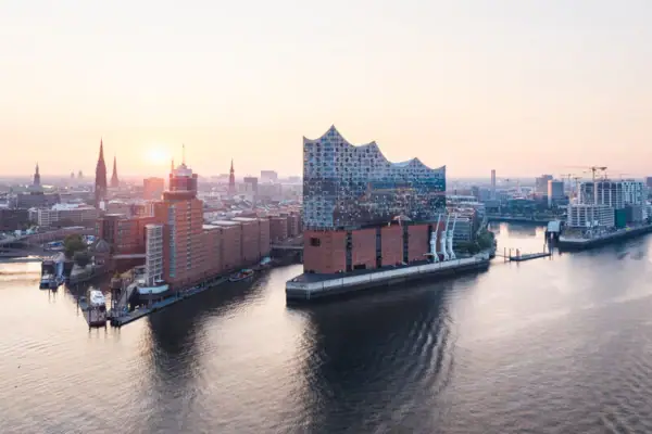 Vue de la ville avec, au premier plan, une voie navigable et des bateaux.