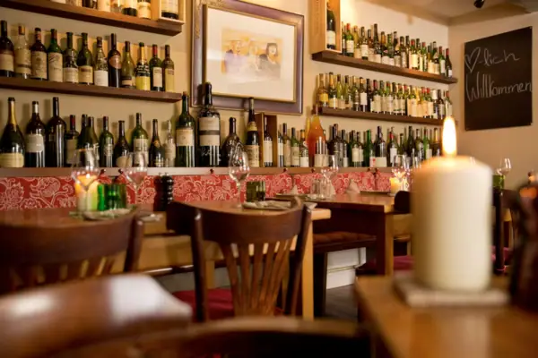 Salle avec des bouteilles de vin et des bougies.