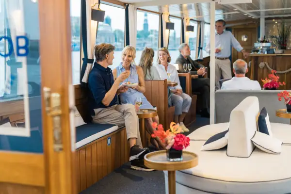 Plusieurs personnes sont assises à bord de la vedette MS Jacob.