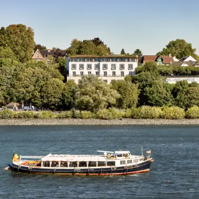 Lance MS Jacob La barque MS Jacob sur l'eau sous un ciel nuageux