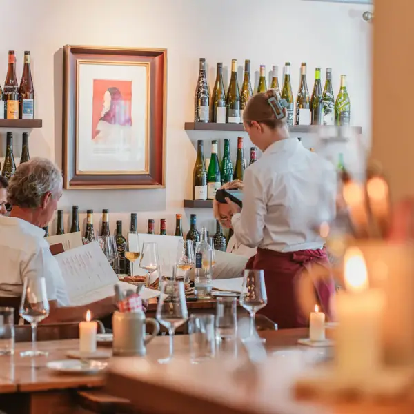 Un groupe de personnes dans un restaurant.