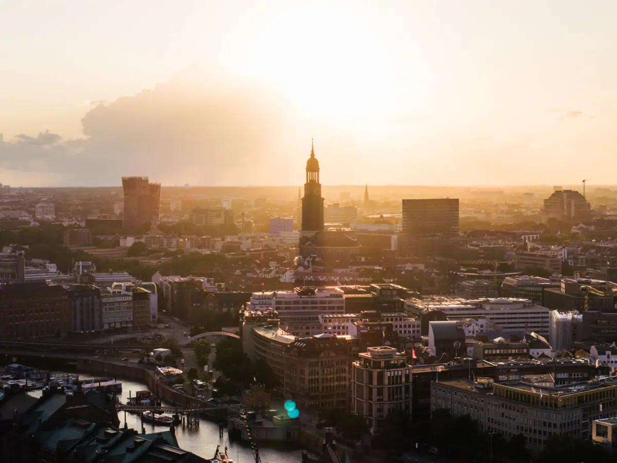 Die Hamburger Skyline bei Sonnenuntergang mit dem Michel in der Mitte.